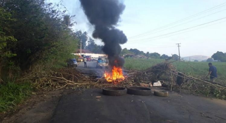 Canavieiros atearam fogo em entulhos e fecham rodovia em Gameleira