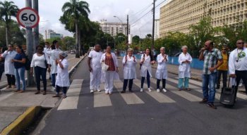 Manifestantes reivindicam pagamento de salário em atraso