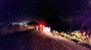 O Corpo de Bombeiros se encontra no local prestando socorro às vítimas