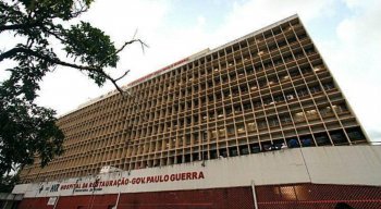 O homem foi atingido com três tiros e levado para o Hospital da Restauração