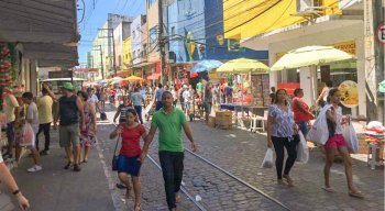 A movimentação é intensa no Centro do Recife devido as compras de Natal.