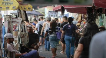 Prefeitura diz que os pedestres terão vez no corredor, mas atualmente a dificuldade de caminhar é grande devido à grande quantidade de camelôs em trechos da via