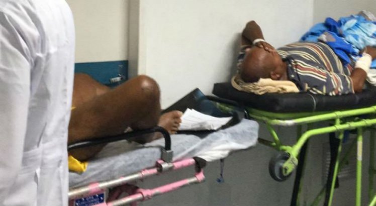 Sem leitos, pacientes recebem atendimento deitados em macas nos corredores do hospital