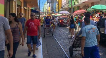 A movimentação é intensa no Centro do Recife devido as compras de Natal.