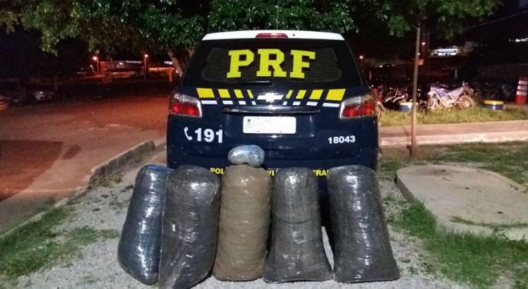 O jovem e as drogas foram levadas para a delegacia da Polícia Federal em Salgueiro