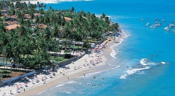 Destinos como Porto de Galinhas atraem turistas para o Estado