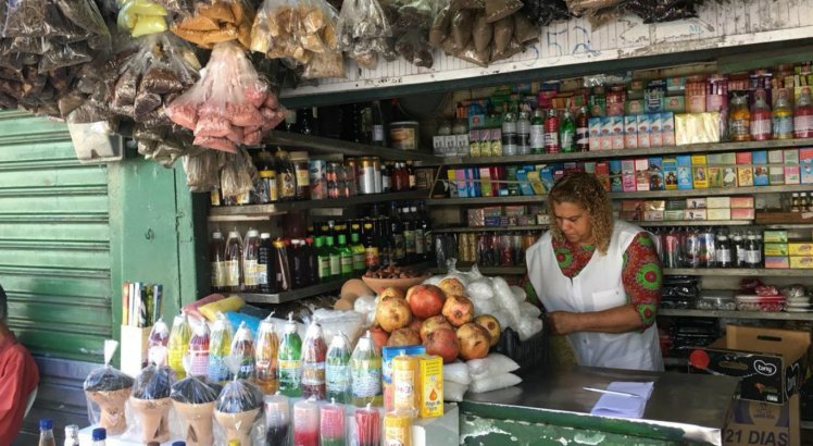 Josenilda maria em seu comércio de produtos naturais no Centro do Recife.