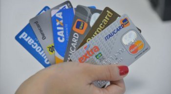 Dívidas em atraso são causadas, em sua maioria, por cartões de crédito: 78,1% das famílias com contas a pagar se endividam com eles