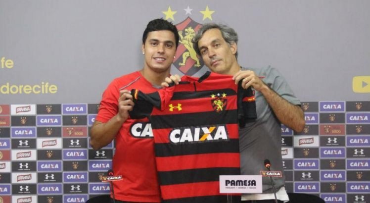 Alisson foi apresentado pelo diretor de futebol leonino Chico Guerra.