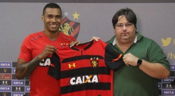 Centroavante foi apresentado ao lado do diretor de futebol Nelo Campos.