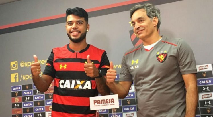 O meio-campista Leandrinho (E) tem 22 anos