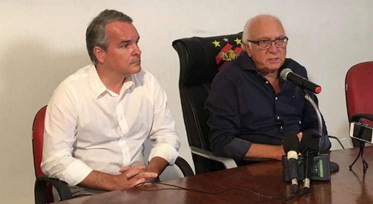 Carlos Figueirdo (E) e Milton Bivar (D) deram entrevista à imprensa nesta quinta-feira (17).