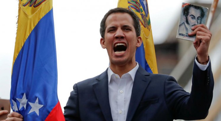 Juan Guaidó se declarou presidente da República em exercício e jurou em nome de Deus