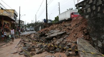 Deslizamento parcial do muro de contenção da pista da Avenida Norte, no Córrego do Jenipapo, na Zona Norte do Recife