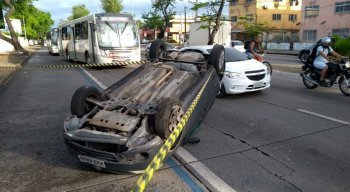 Veículo capotou na Avenida Recife