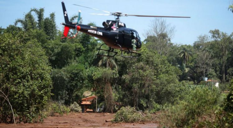 Helicóptero de resgate sobrevoa Rio Paraopeba atingido pelo rompimento de barragem de rejeitos de mineração 