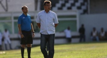 Estevam Soares, técnico do Central.