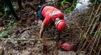 Equipes do Corpos de Bombeiros em terra e as aeronaves já estão em campo