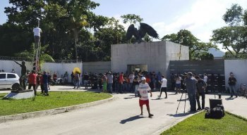 Muita gente está na porta do CT do Flamengo na manhã desta sexta-feira (8)