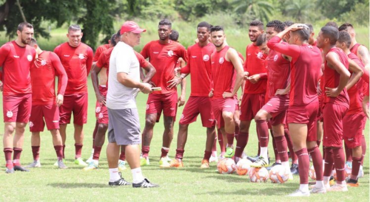 Márcio Goiano conversa com o elenco durante treinamento.