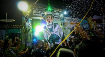 Desfile do Homem da Meia Noite arrasta público fiel