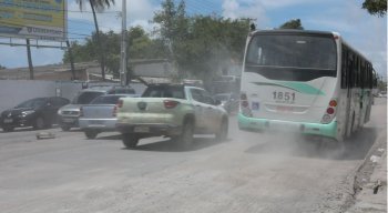 Na Avenida Cruz Cabugá, a Compesa realiza a troca de uma tubulação
