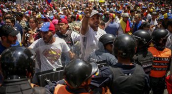 Polícia venezuelana em ação contra os manifestantes.