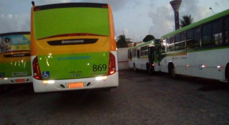 Ônibus parados na garagem