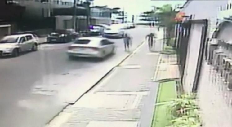 Toda a ação também foi registrada por câmeras de segurança, posicionadas no entorno do local do crime.