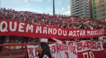 A faixa gerou polêmica nas redes sociais por parte dos torcedores alvirrubros.
