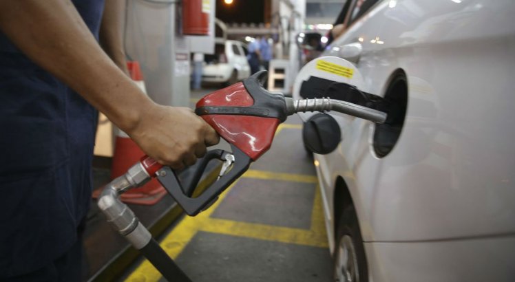 Petrobras reduz preço da gasolina nas refinarias, mas desconto chega aos postos? Confira