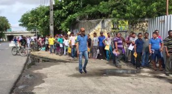 Fila enorme de trabalhadores desempregados em frente ao Cais José Estelita