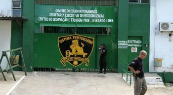 O suspeito de agredir as crianças foi levado para o Cotel