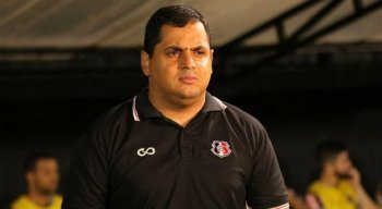 O técnico Leston Júnior acumulou a quinta derrota pelo Santa Cruz