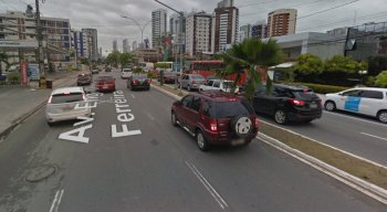 O trecho de interdição fica próximo ao Restaurante Macunaíma, na Avenida Domingos Ferreira