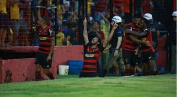 Hernane Brocador balançou as redes duas vezes e chegou a nove gols. Ele é o artilheiro do Campeonato Pernambucano.