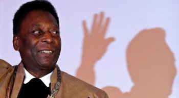Ex-jogador, de 78 anos, passou por procedimento para retirada de cálculo renal