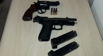 No momento da abordagem a residência onde os suspeitos estavam, foram encontrados duas pistolas (38 e .40).