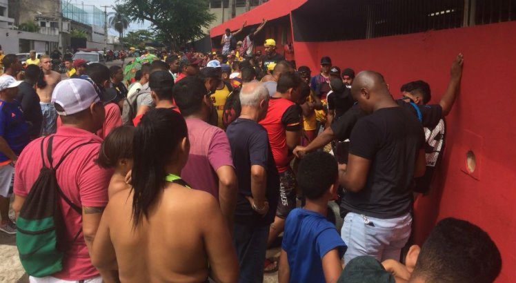 Fila para compra de ingressos na Ilha do Retiro contou com segurança reforçada para evitar confusão.