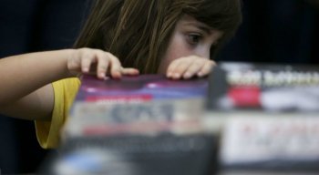 Deixar a crianças tocar o livro e brincar com ele isso faz parte do processo de incentivar a leitura