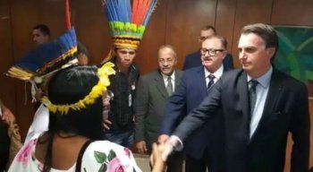 Bolsonaro faz live ao lado de indígenas