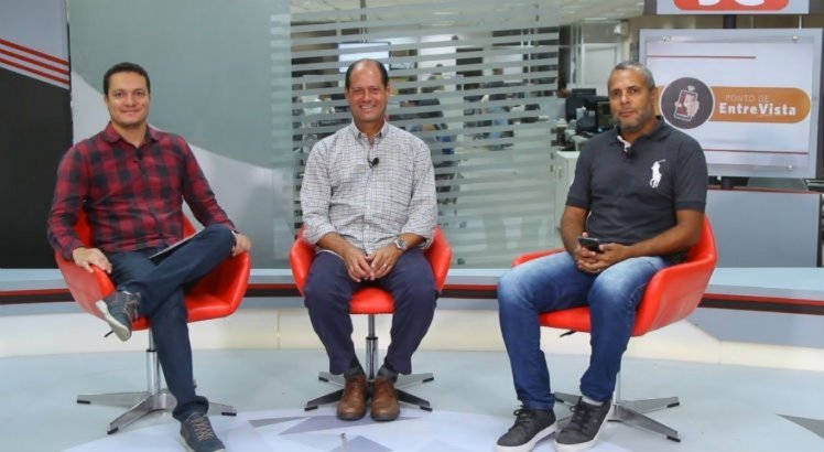 Wilson Souza (C) acredita que a tecnologia no futebol serve para evitar injustiças.