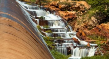 Barragem do Jazigo, em Serra Talhada, sangrando