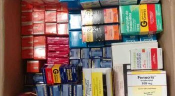 Secretária e farmacêutica foram presas e remédios foram apreendidos