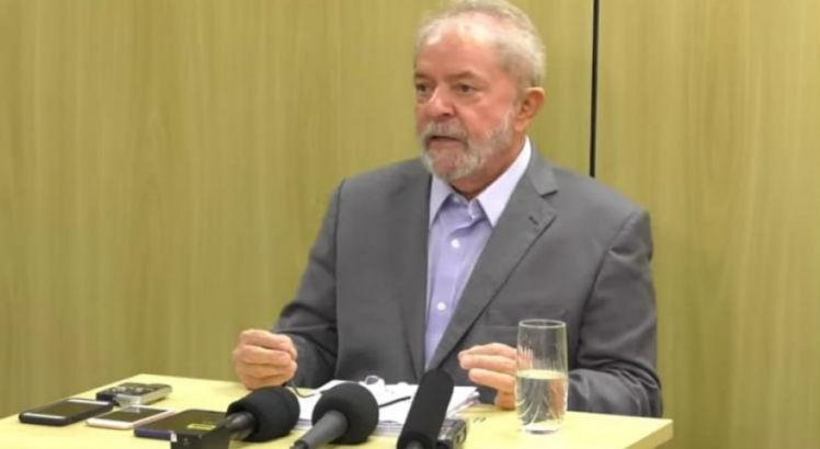 A primeira entrevista de Lula após prisão ocorreu nesta sexta-feira (26)