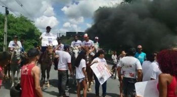 Parentes e amigos do suspeito realizaram protesto na manhã deste domingo (28)