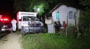 Os encapuzados já chegaram na casa atirando