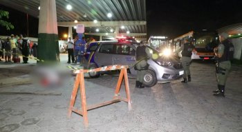 O homem chegou a esfaquear um jovem durante a confusão