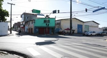 Encapuzados atiraram contra um grupo que conversava na frente de uma casa
