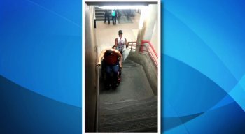 Um cadeirante foi gravado tendo dificuldades para descer da estação